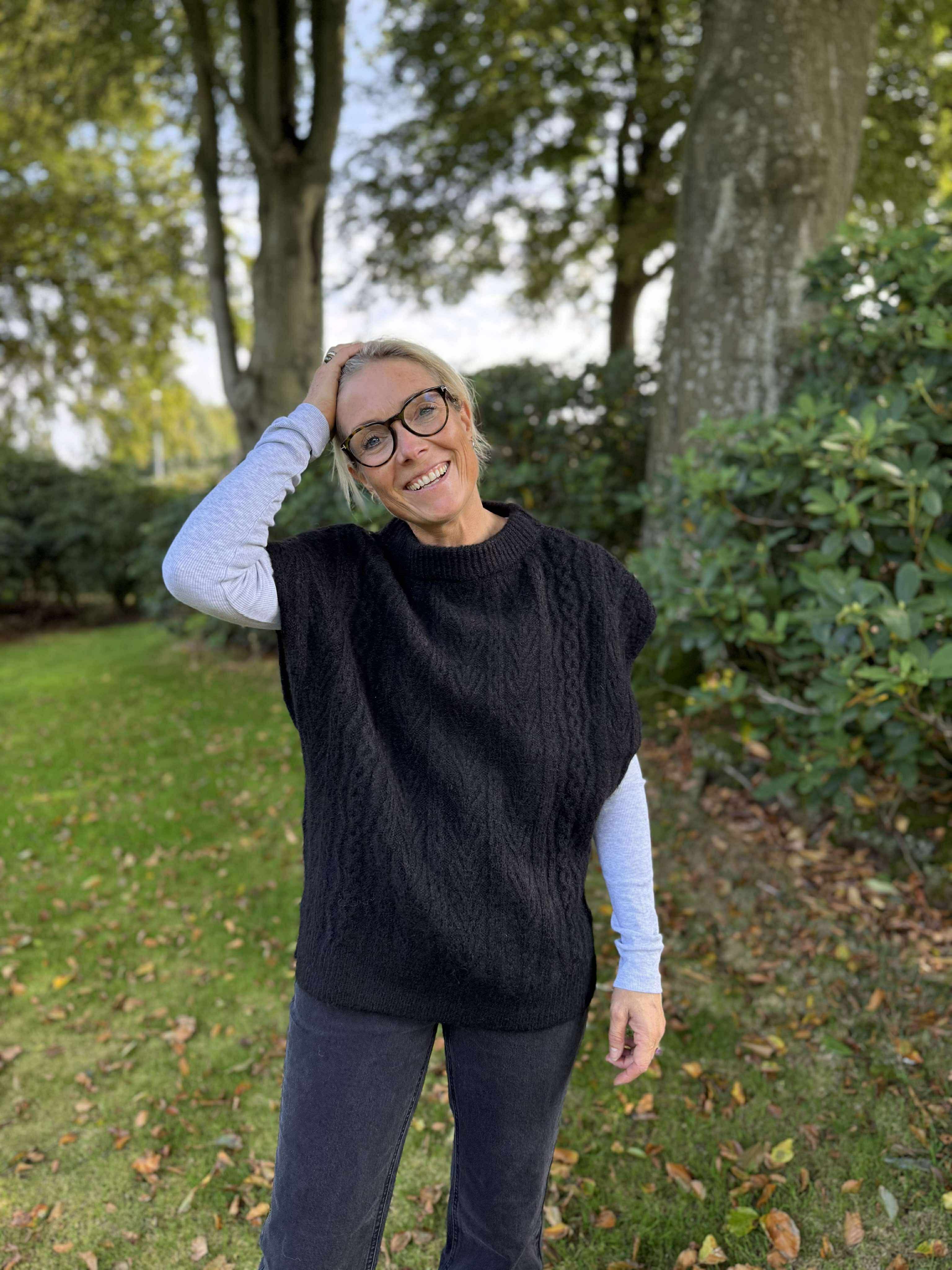 PCNOSIE Poncho - Black